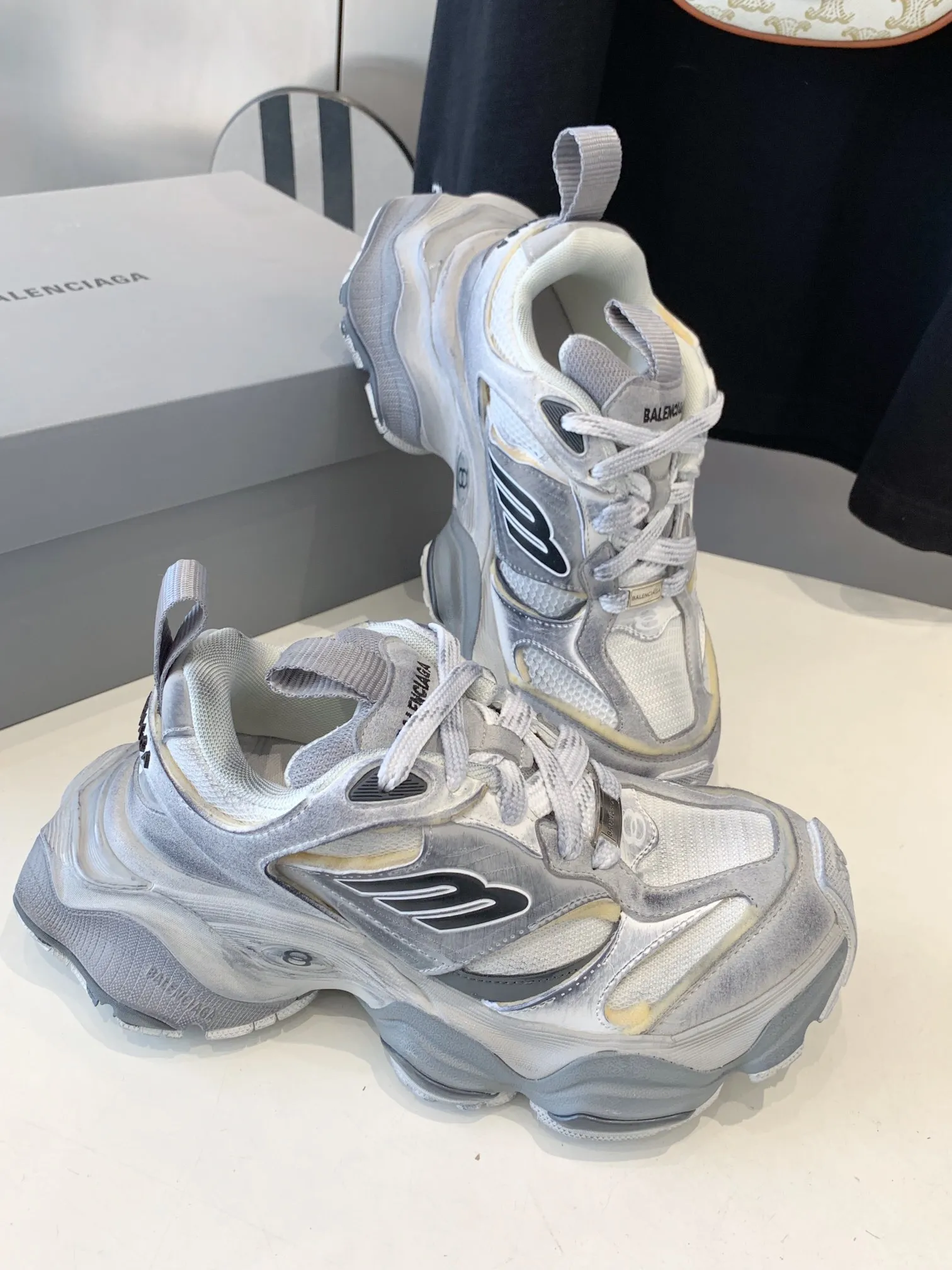 👟👟Ex-factory price 820👟👟 Paris 5XL correct version Balenciaga CARGO 23ss catwalk style 🔺 ℹ️The distressing process is done by hand. The degree of distress, scratch size and range of each shoe has a certain difference, which is normal. The upper is filled with high-density imported sponge, and the tongue is embroidered with Balenciaga words, as well as small engraving details. This plaque is developed by a separate mold, and there is 3M reflective material on the side. The three-dimensional logo and size mark on the heel, accessories dust bag and included shoelaces are upgraded and thickened shoe boxes. They are all made of original files and original lasts. CNC developed 1:1 proportion weight. Original EVA environmentally friendly deodorizing ring type insole. Newly developed 7-layer private mold. Combined anti-slip outsole. Information ℹ️ A large version design that has become more popular in recent years. This cargo is fatter than 3xl. It has a very good wrapping feel and is also very retro and fashionable. The sole is definitely very wear-resistant. Size: 35 -46